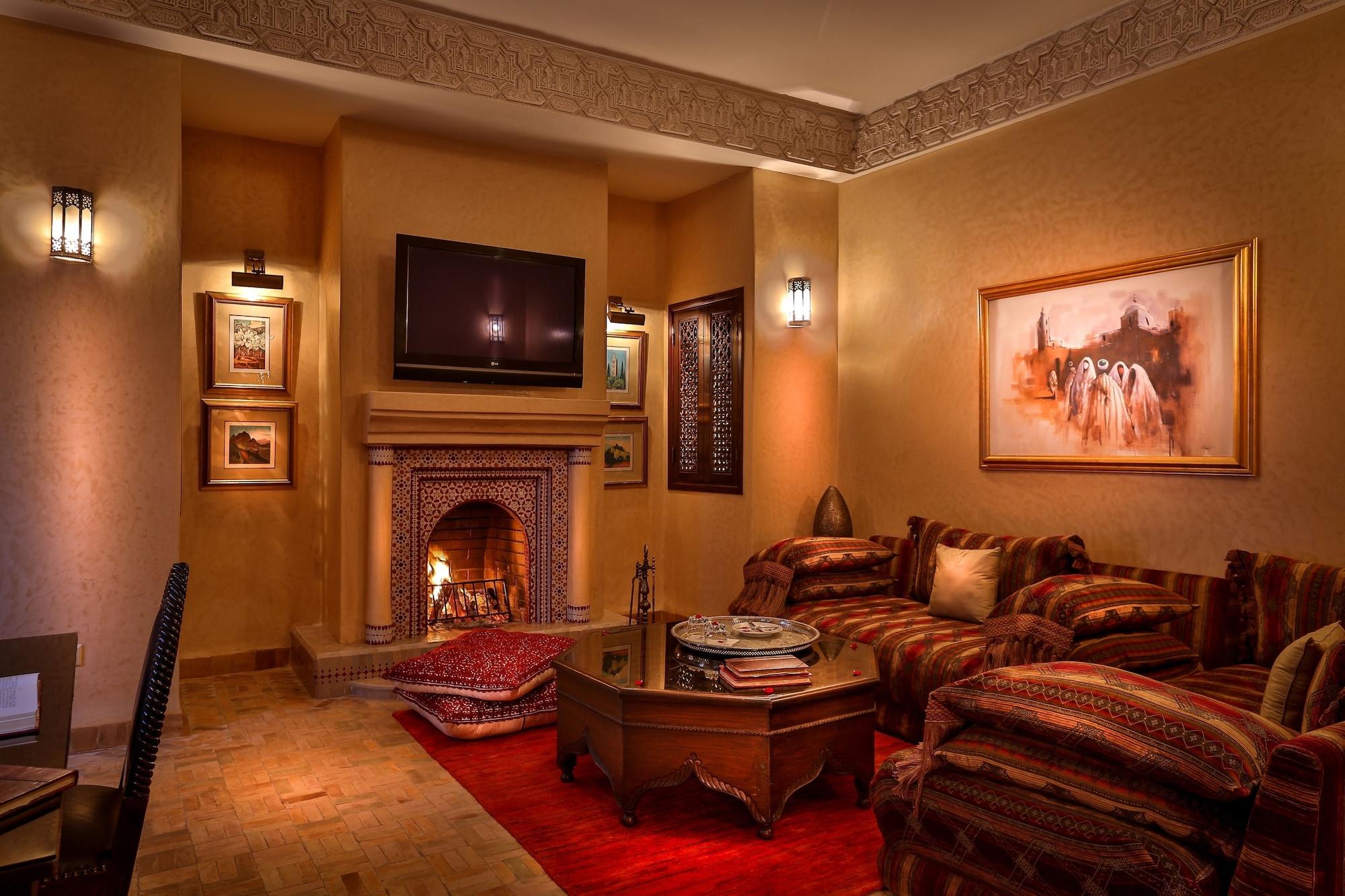 ริย้าด นีซา Hotel มาร์ราเกช ภายนอก รูปภาพ A living room in a Moroccan hotel