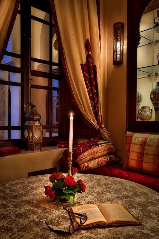 ริย้าด นีซา Hotel มาร์ราเกช ภายนอก รูปภาพ A candle in a Moroccan house