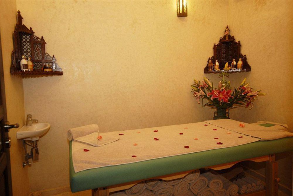 ริย้าด นีซา Hotel มาร์ราเกช ภายนอก รูปภาพ A massage table