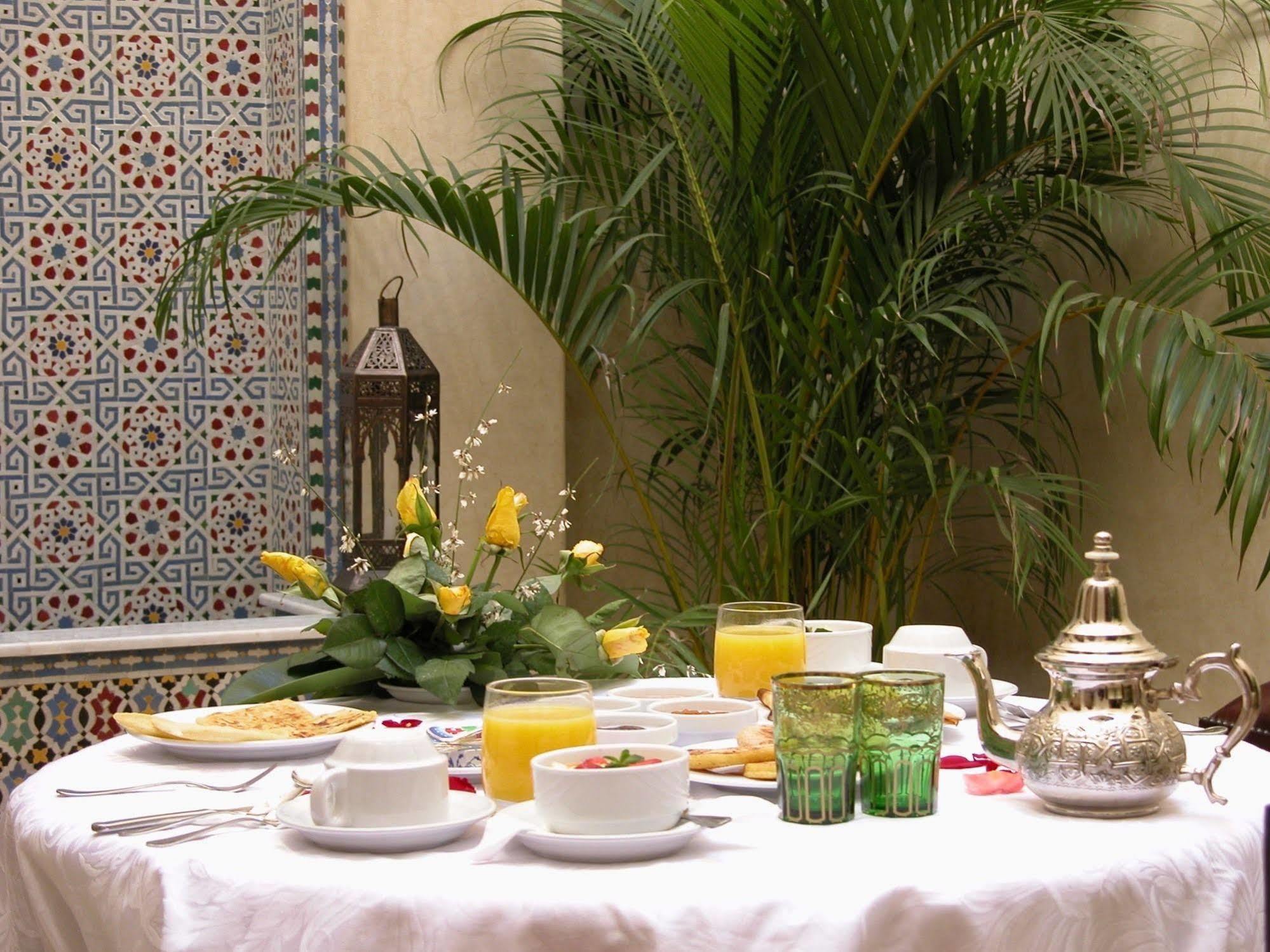 ริย้าด นีซา Hotel มาร์ราเกช ภายนอก รูปภาพ A Moroccan breakfast